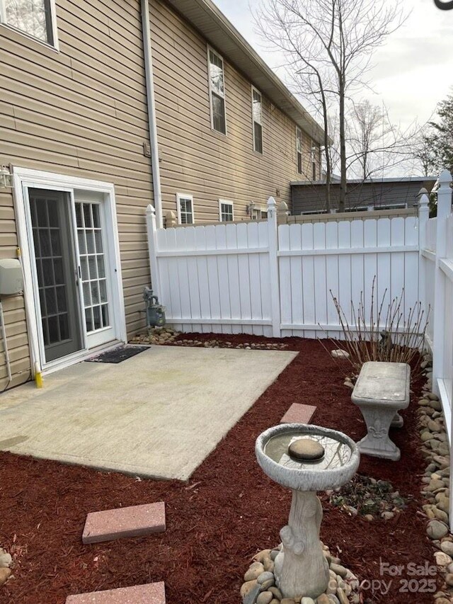 view of yard featuring a patio area