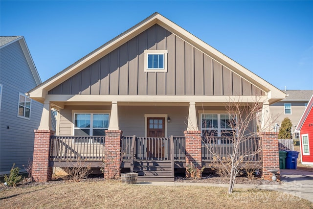 view of front of property featuring covered porch