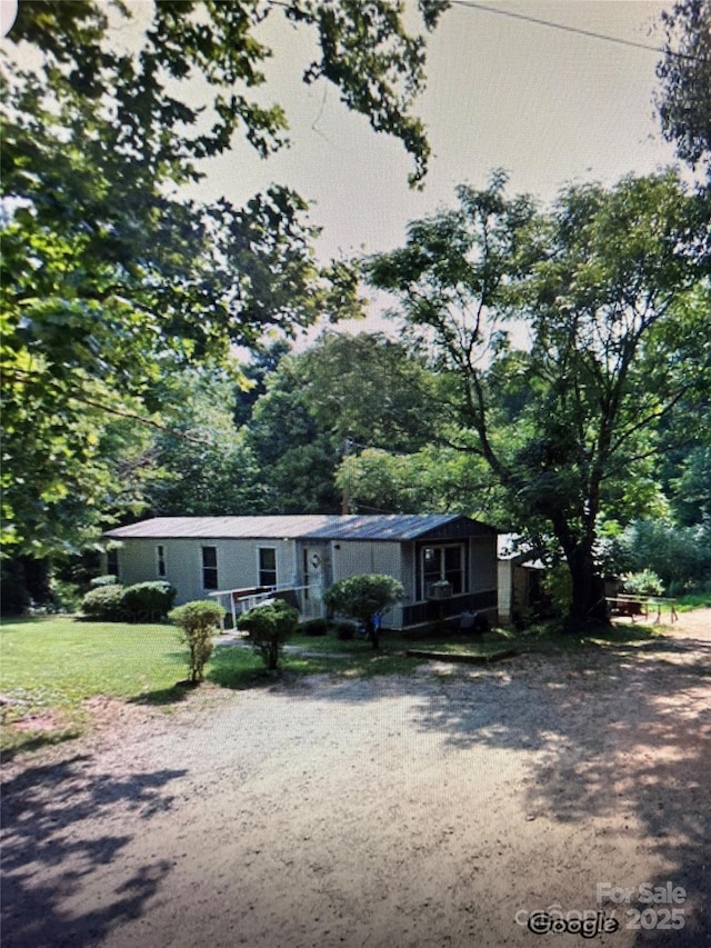 view of front of home featuring a front lawn