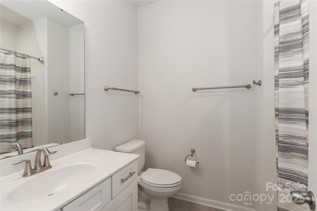 bathroom featuring a shower with curtain, vanity, and toilet