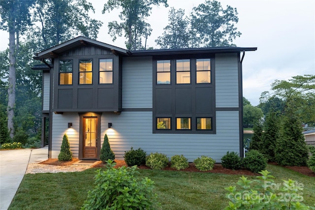 view of front of property with a front yard