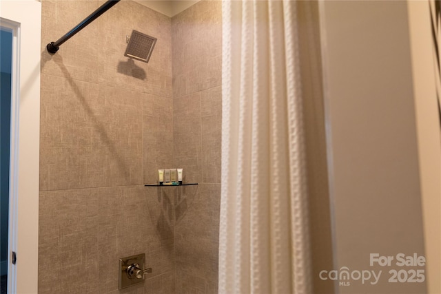 bathroom with shower / bath combo