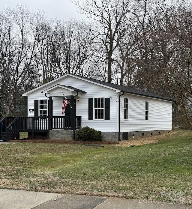 manufactured / mobile home with a front yard