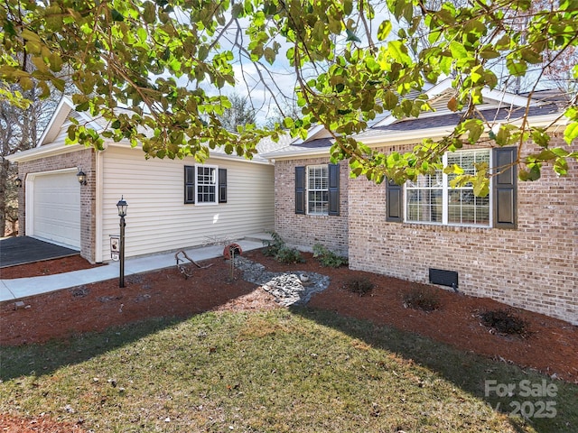 view of front of house featuring a garage and a front yard