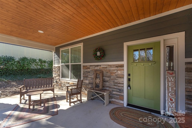 property entrance featuring a porch