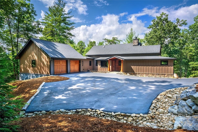 view of front facade featuring a garage