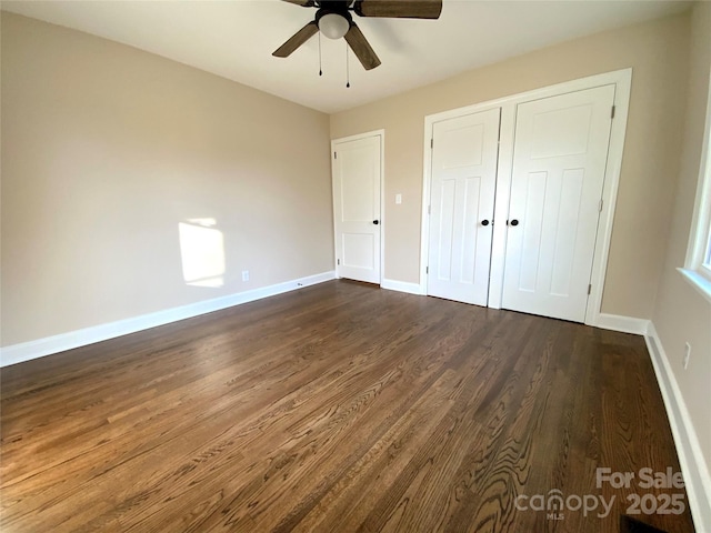 unfurnished bedroom with dark wood-type flooring, ceiling fan, and a closet