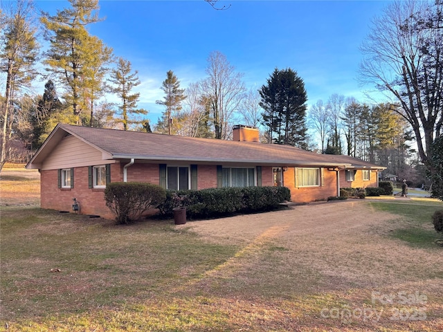 view of front of home featuring a front lawn