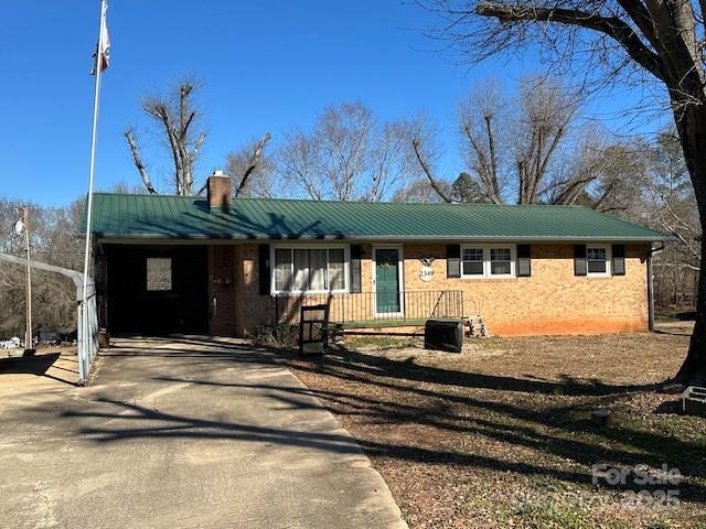 single story home with a carport