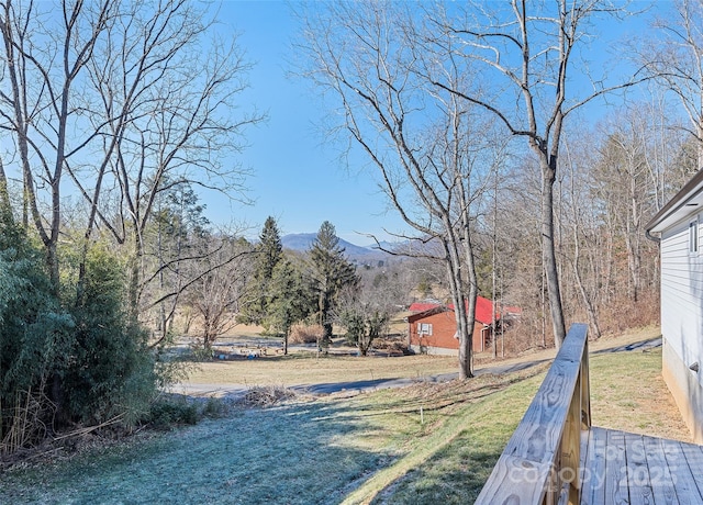 view of yard with a mountain view