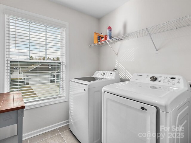 laundry room with laundry area, independent washer and dryer, baseboards, and light tile patterned floors