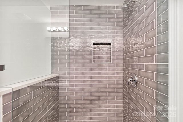 bathroom featuring a tile shower