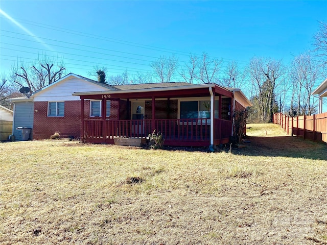 single story home with a front yard