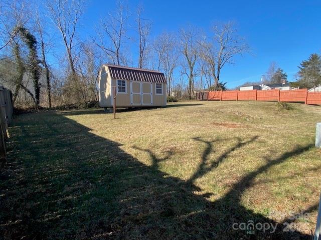 view of yard featuring a storage shed