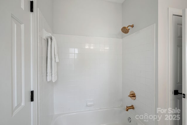 bathroom with tiled shower / bath combo