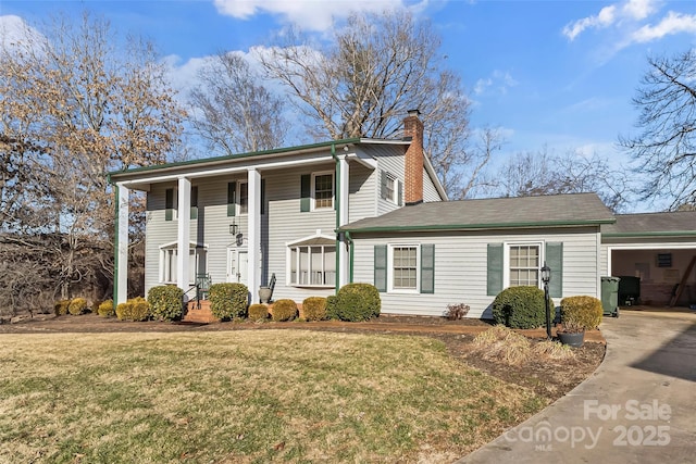 view of front of property featuring a front lawn