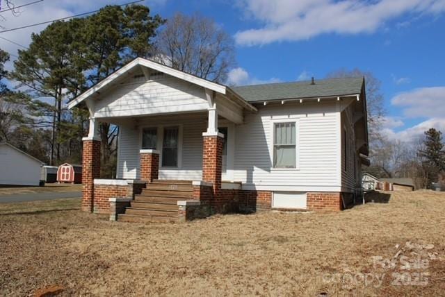 view of front of home with a front lawn and a porch