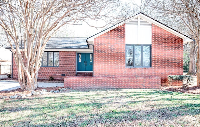 view of front of property featuring a front yard