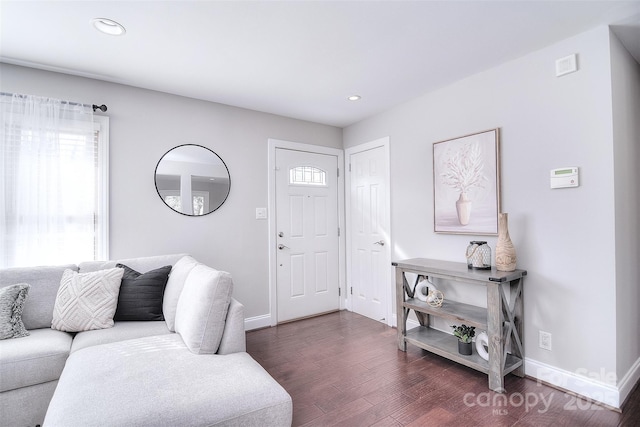 living area with dark wood-style floors, recessed lighting, and baseboards