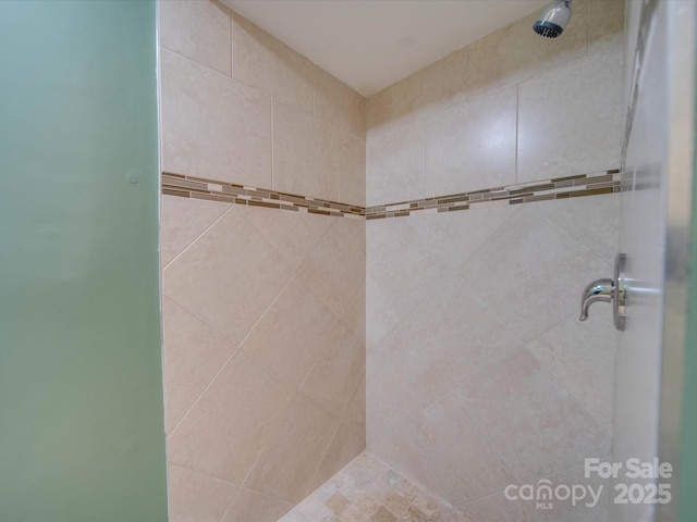 bathroom featuring a tile shower