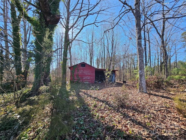 view of yard featuring an outbuilding