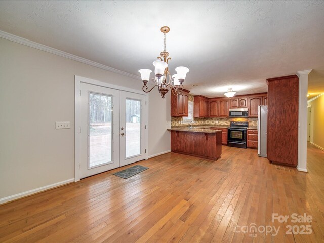 kitchen featuring crown molding, stainless steel appliances, light hardwood / wood-style floors, decorative backsplash, and kitchen peninsula