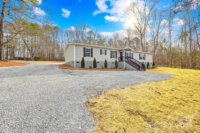 manufactured / mobile home featuring a front lawn