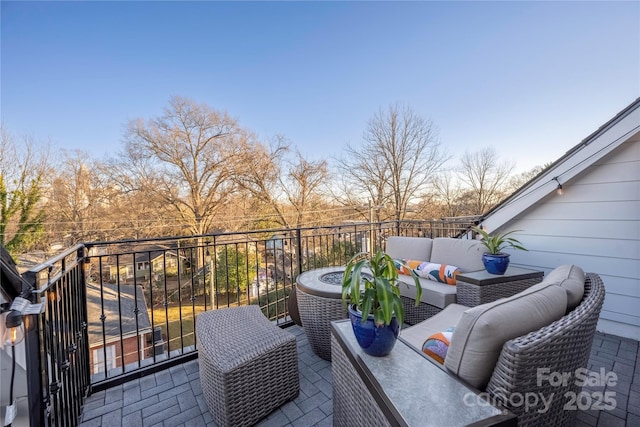 balcony featuring an outdoor hangout area