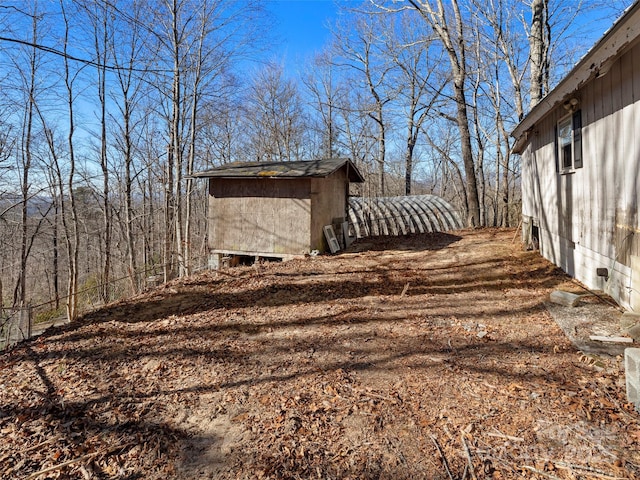 view of yard with a shed