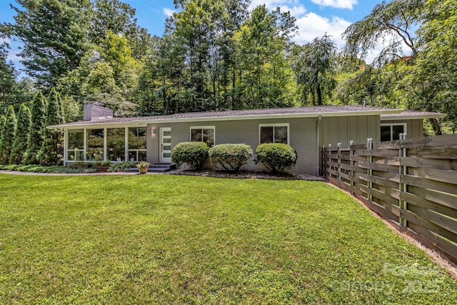 view of front of house featuring a front yard