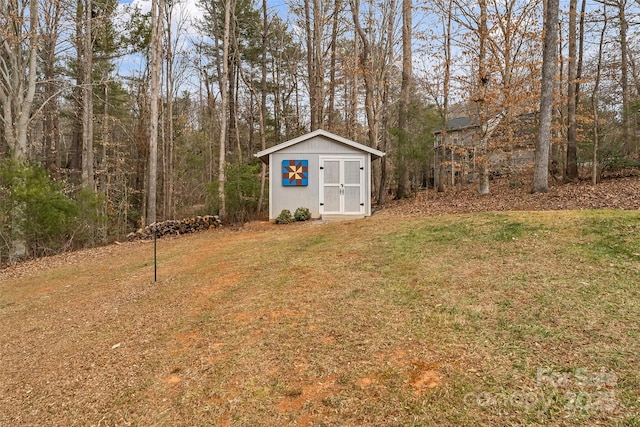 view of yard featuring a storage shed