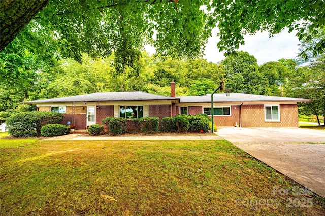 single story home featuring a front lawn