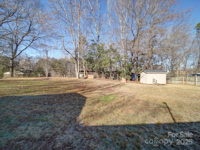 view of yard featuring a shed