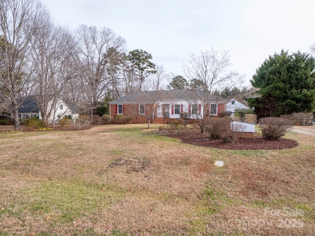 ranch-style home featuring a front lawn