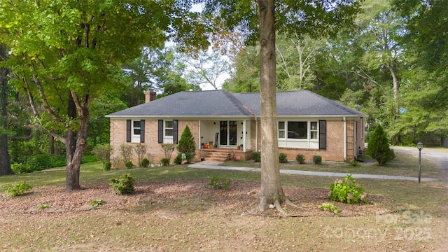 ranch-style house featuring a front lawn