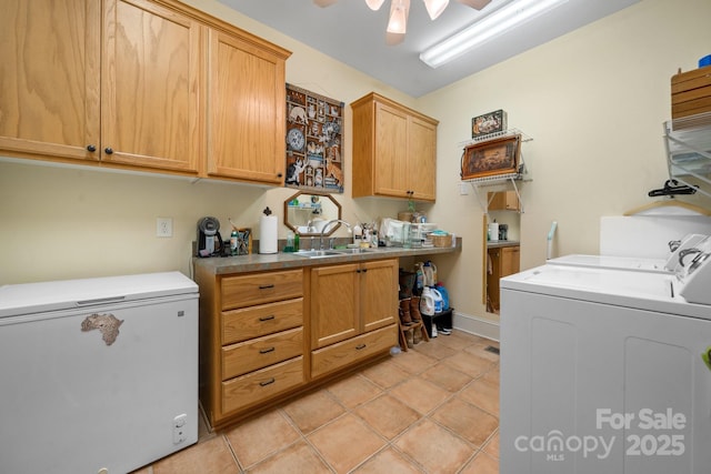 clothes washing area featuring light tile patterned flooring, sink, cabinets, ceiling fan, and independent washer and dryer