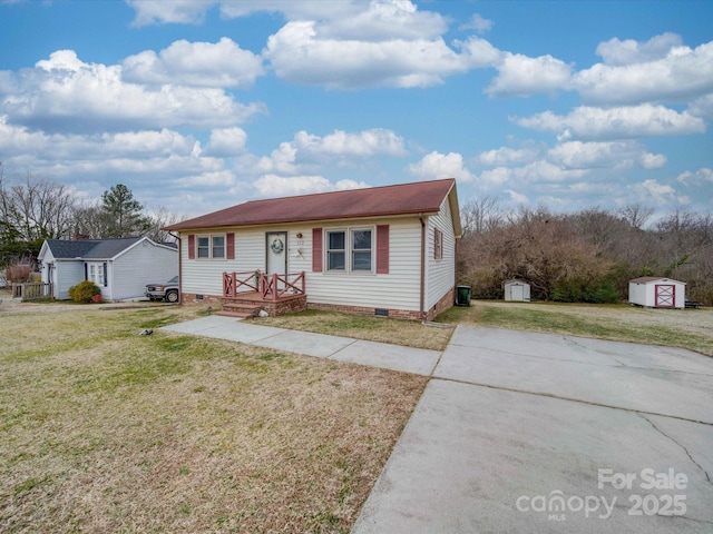 view of front of property featuring a storage shed and a front lawn