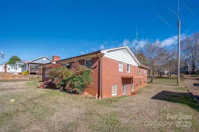 view of side of property featuring a lawn