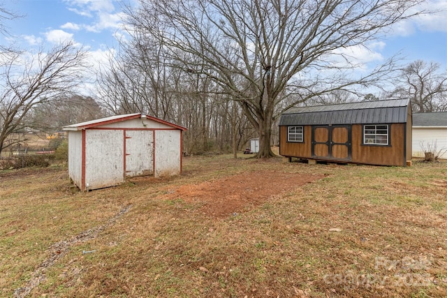 view of yard featuring a shed