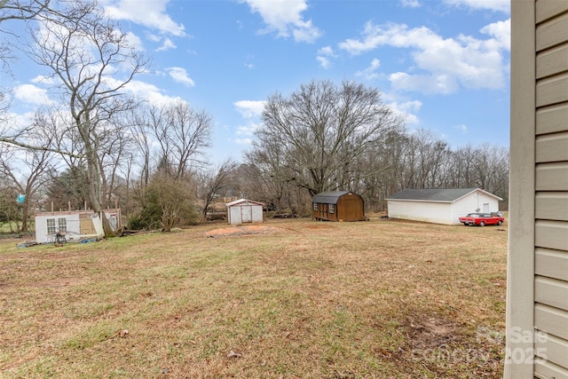 view of yard featuring a storage shed