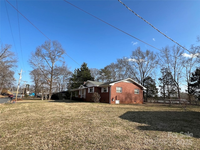 view of side of property featuring a lawn