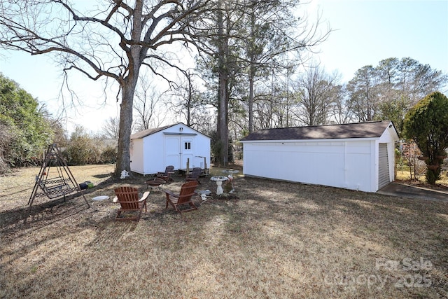 view of yard featuring a shed