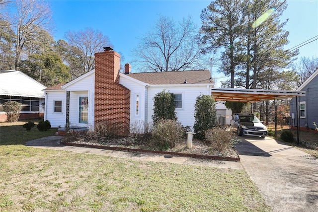 view of front of home featuring a carport and a front yard