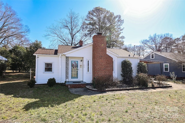 ranch-style house featuring a front yard