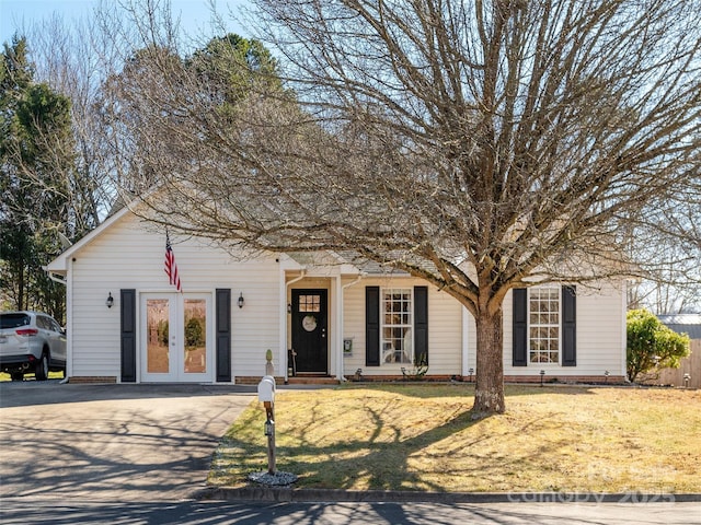 view of front of home featuring a front yard