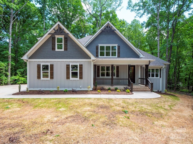 craftsman inspired home featuring a front lawn, board and batten siding, and a porch