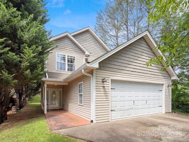 view of front property featuring a garage