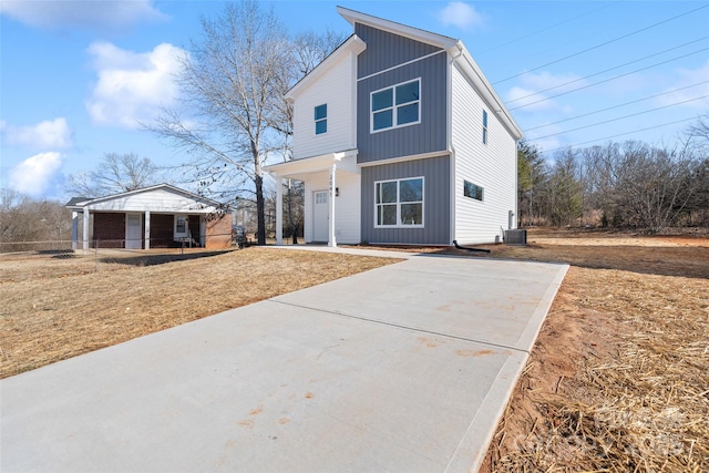 view of front facade featuring central AC and a front lawn