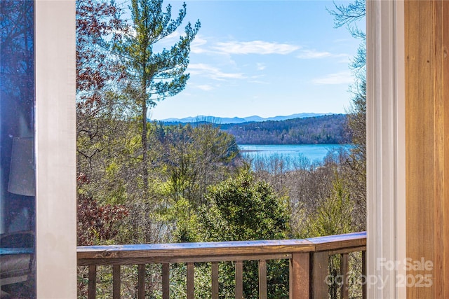 water view with a mountain view