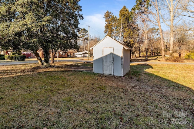 view of yard featuring a shed